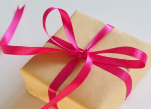 Экономика дара в XXI веке: Почему мы стали чаще делать подарки?